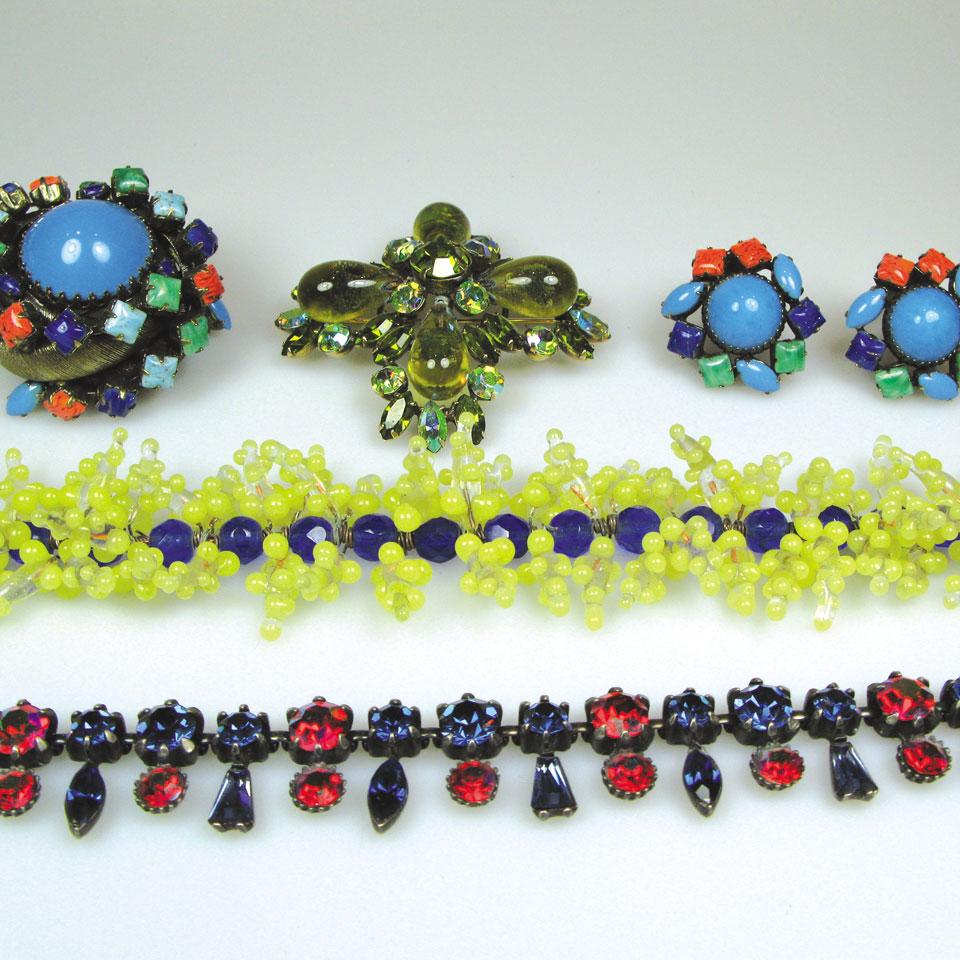 Small quantity of costume jewellery 
